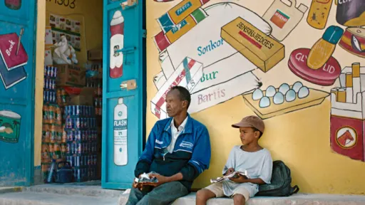 In einem abgelegenen Dorf in Somalia k&auml;mpft Mamargade, ein alleinerziehender Vater, mit den Herausforderungen des t&auml;glichen Lebens.